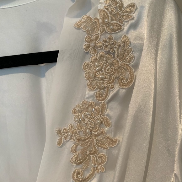 Thrifted Robe - Picture 3 of 4